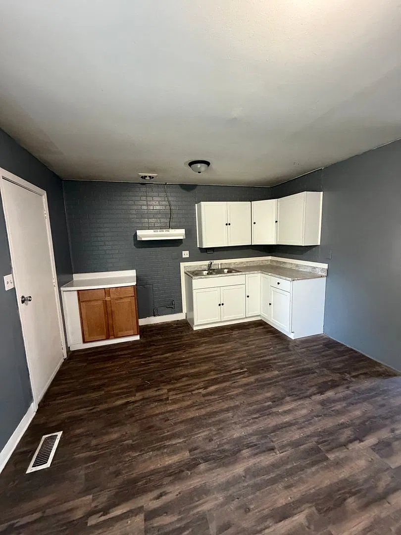 3 Bedroom with 2 Full Baths — Photo 3