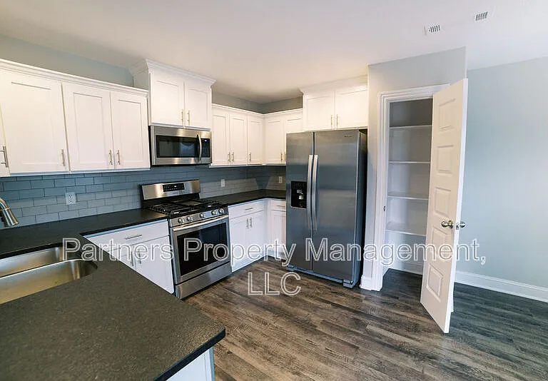 372 Canada Dr — Photo 4