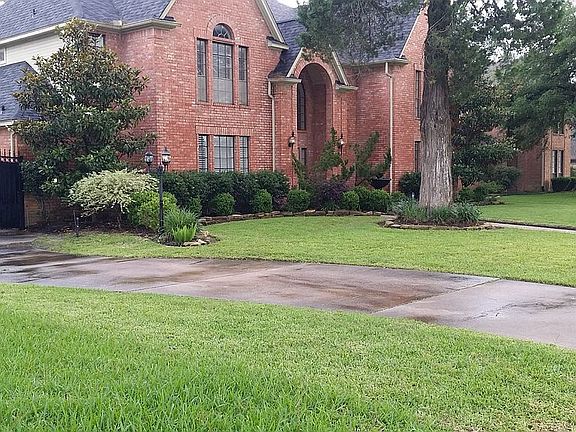 Side view of driveway 
