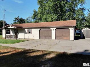 585 S 4th St, Girard, IL