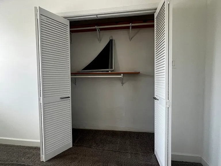 248 E Queen Ln — Photo 2