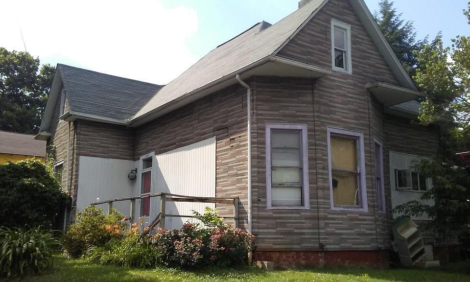 1st image of 1437 NE Grainger Ave