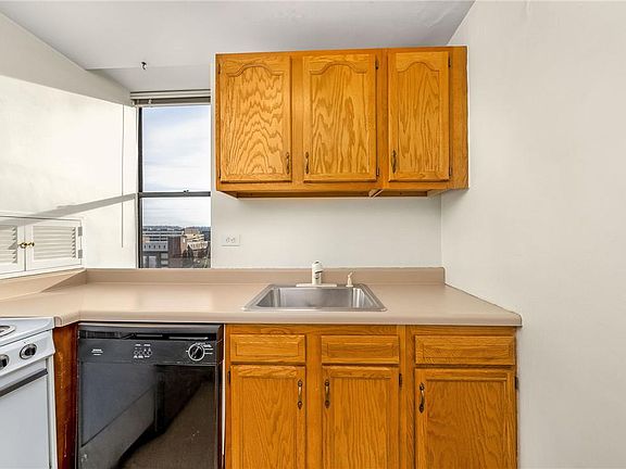 5th image of 112 Washington Pl APT 12L
