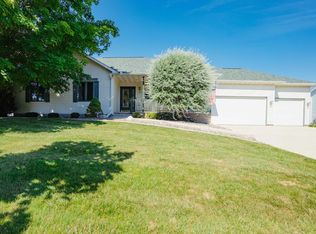 8 Hampton Ct, Fond Du Lac, WI 54935