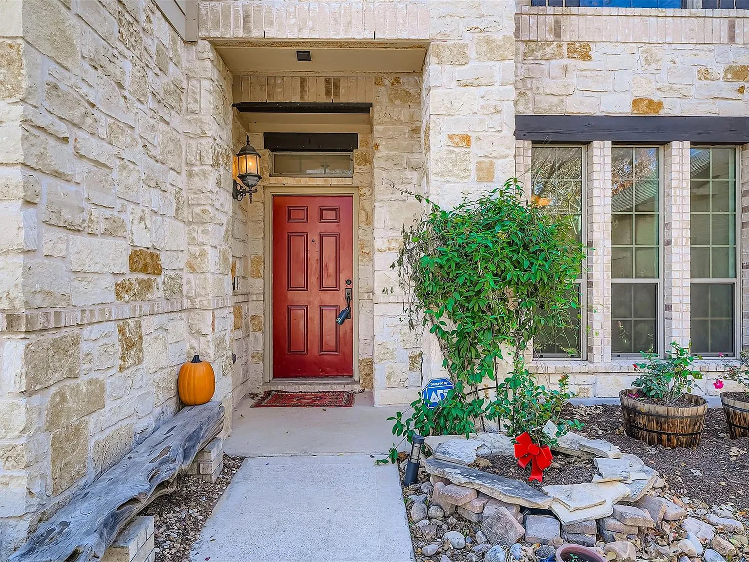 4 bed, 2.5 bath, 2713 sqft, $2,799 — Photo 4