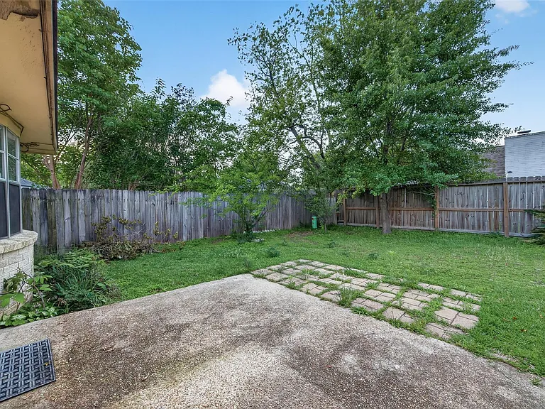 12818 Westella Dr — Photo 33