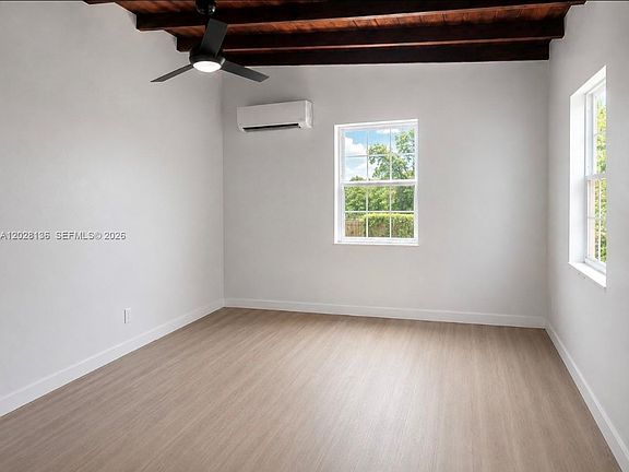 4th image of 810 NE 3rd Ave