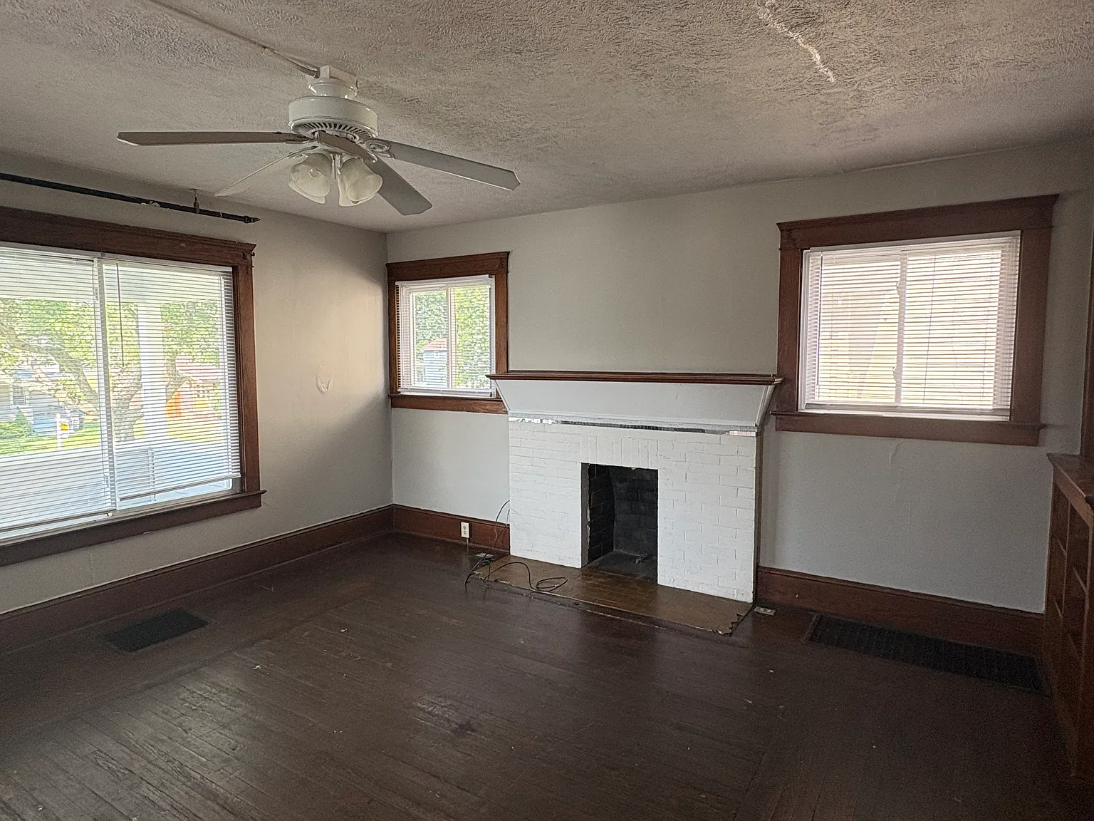 8 bed, 2.5 bath, 4000 sqft, $5,400 — Photo 2