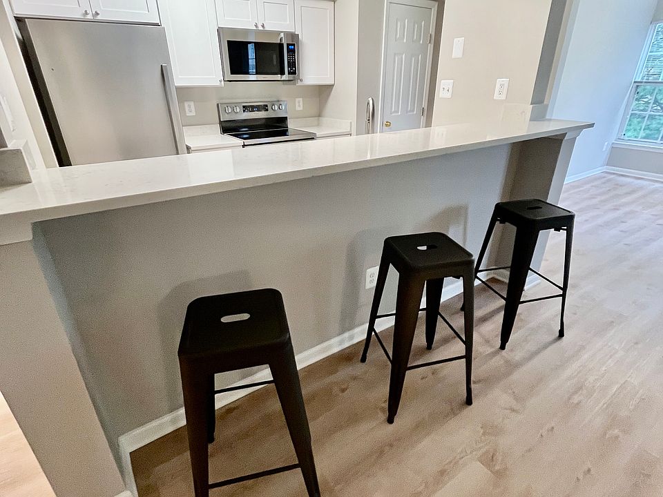 Spacious breakfast bar
