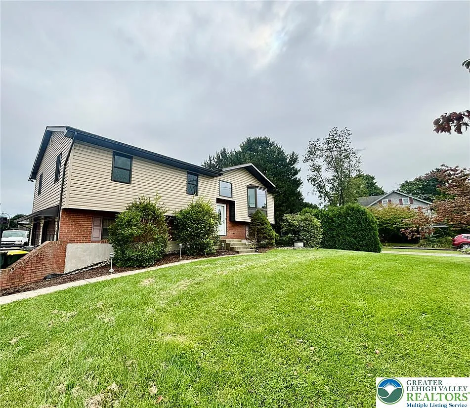 4 bed, 2.0 bath, 5000 sqft, $3,000 — Photo 2