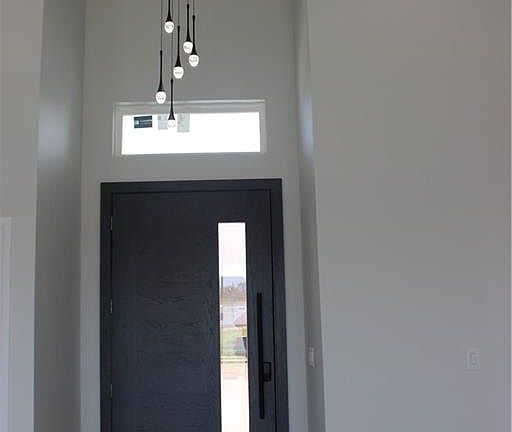 4th image of 901 N Buxton Ave