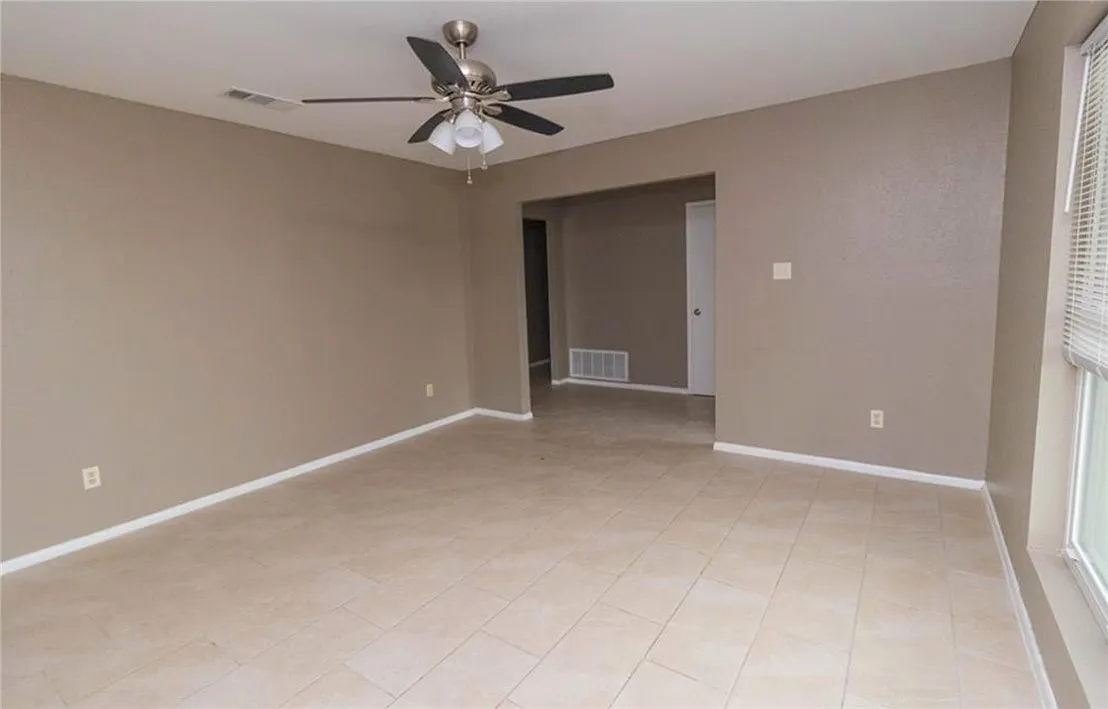 3 bed, 2.0 bath, 1803 sqft, $2,000 — Photo 3