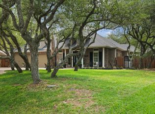 110 Bay Hills Dr, Rockport, TX 78382