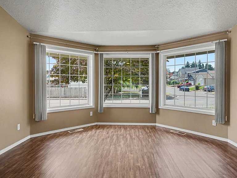 1075 Mildred Ln SE — Photo 6