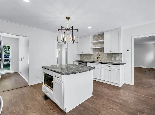 4 bed, 2500 sqft, $3,900 — Photo 4
