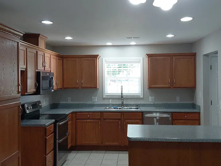 270 Eagle Dr — Photo 2