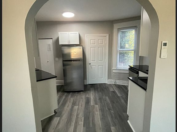 4th image of 2468.5 Summit St #A