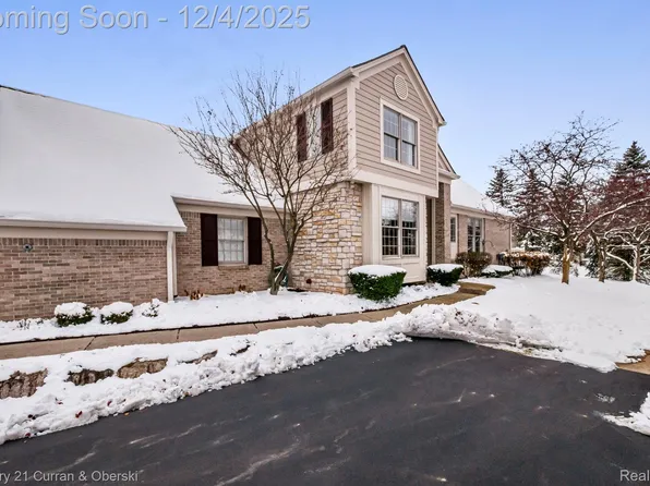 16925 Lochmoor Cir E, Northville, MI 48168