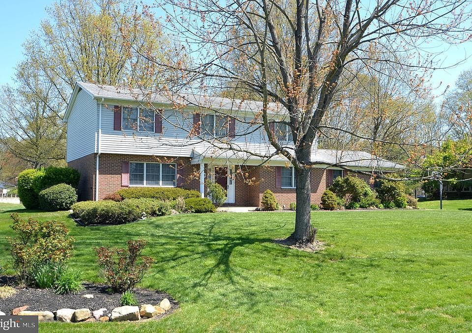1st image of 9 Debra Dr