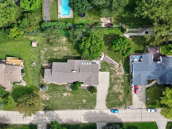 3rd image of 4412 Manor Cir
