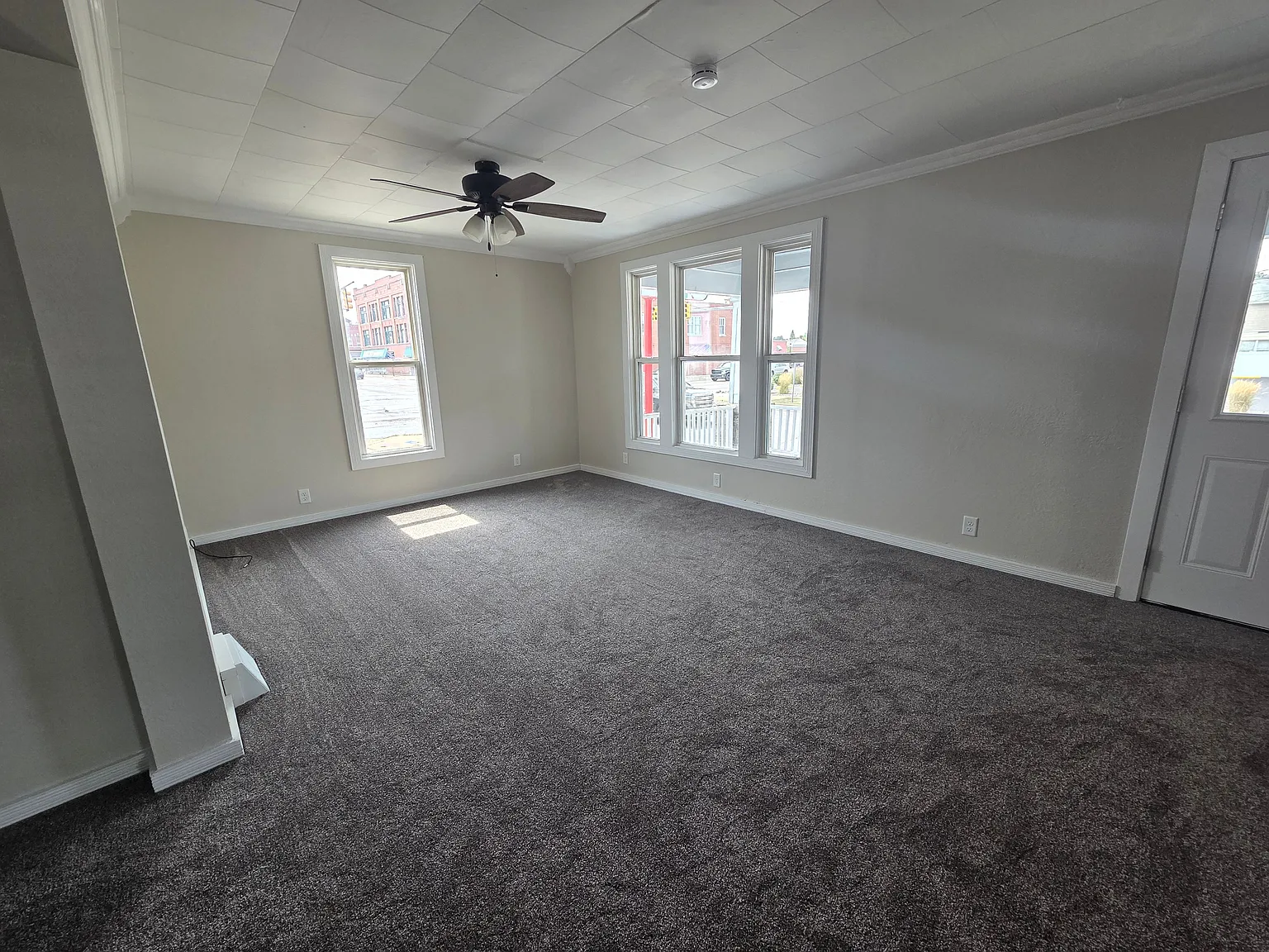 3 bed, 1.0 bath, 1100 sqft, $1,300 — Photo 3