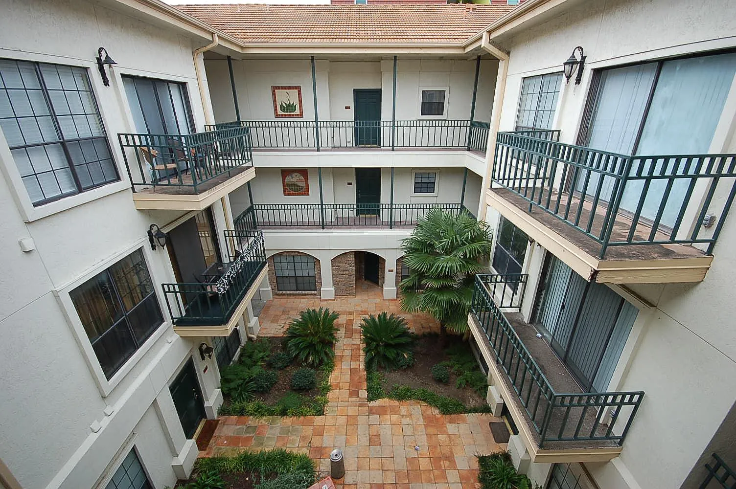 2 bed, 1.0 bath, 698 sqft, $1,300 — Photo 1
