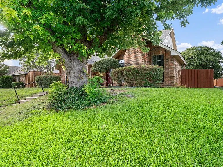 1414 Dudley Dr — Photo 3