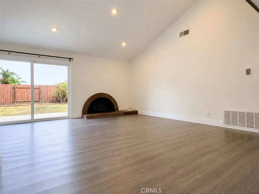 3 bed, 1569 sqft, $3,800 — Photo 2