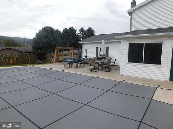 3rd image of 15 Susan Dr