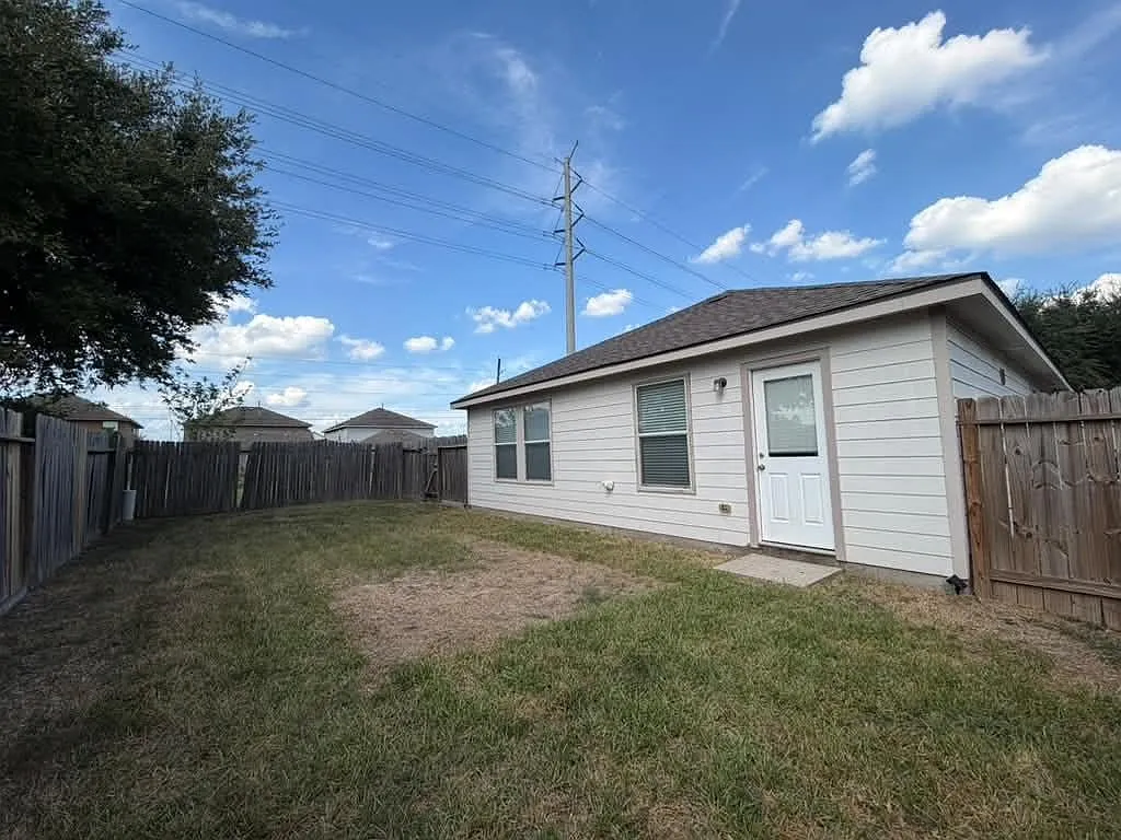3 bed, 1352 sqft, $1,750 — Photo 3