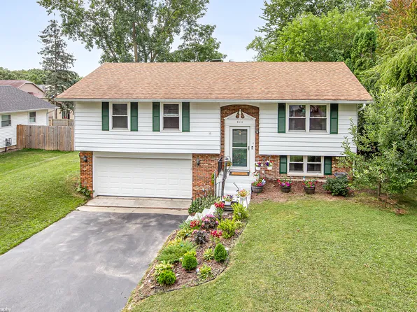 2319 Springhill Ln, Lindenhurst, IL 60046
