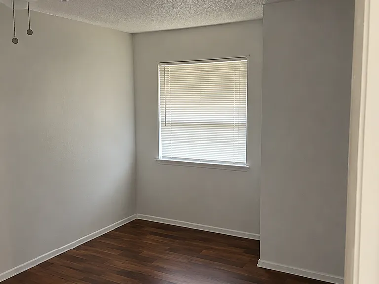 Southland Apartments — Photo 31