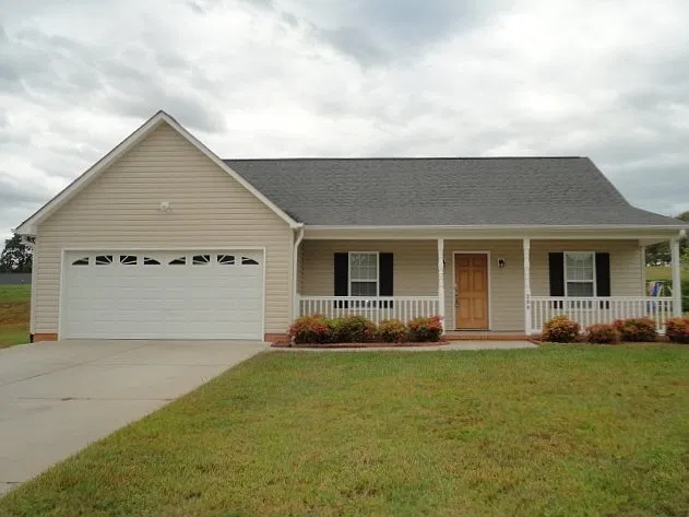 3 bed, 2.0 bath, 1415 sqft, $1,845 — Photo 1