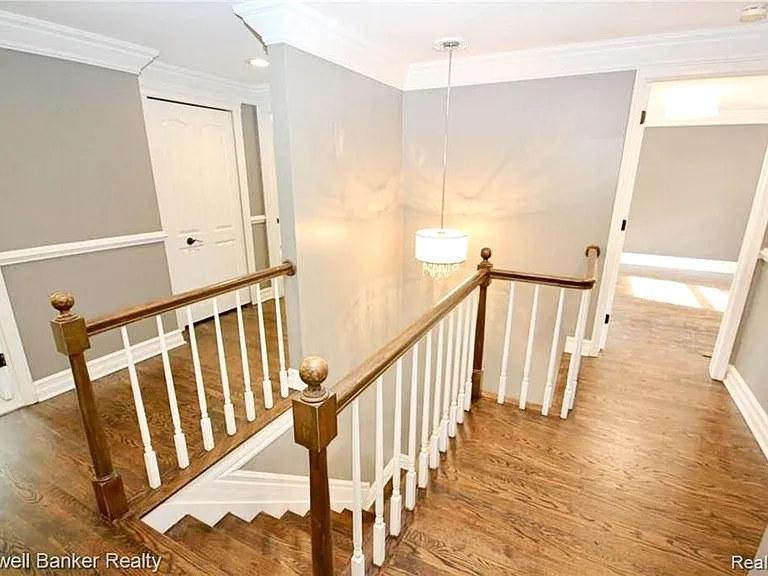 669 Mohegan St — Photo 18