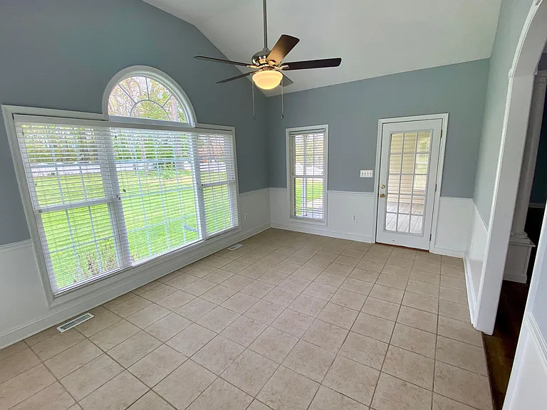 108 Travis Ct — Photo 8