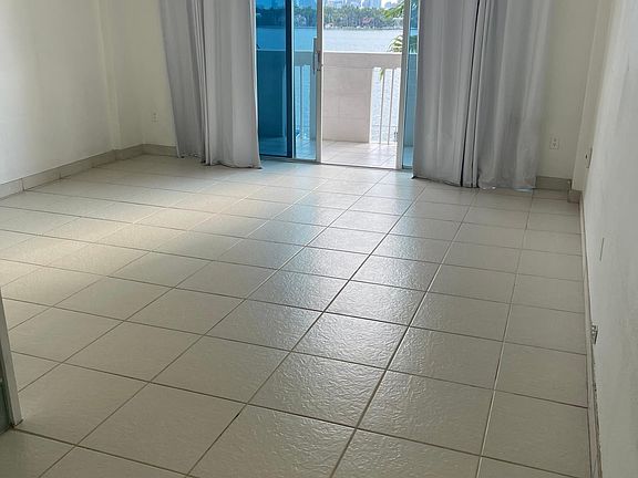 5th image of 800 West Ave APT 425