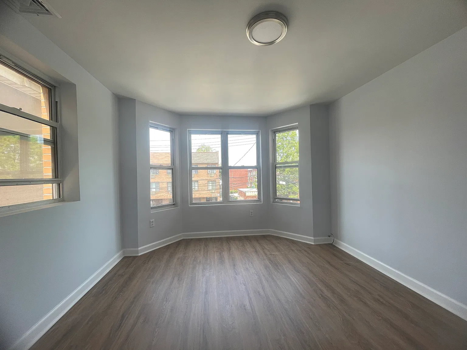 3 bed, 1100 sqft, $3,200 — Photo 4