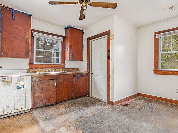 4th image of 214 Dameron St