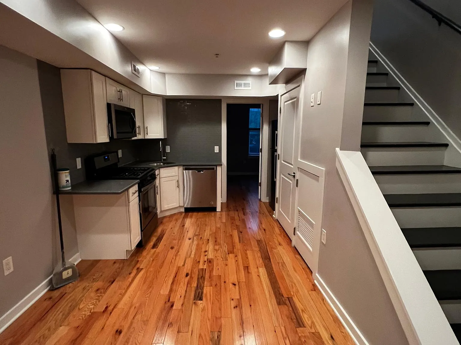 2 bed, 600 sqft, $2,050 — Photo 4