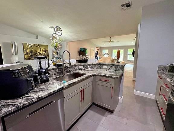 4th image of 2450 SW Cameo Blvd