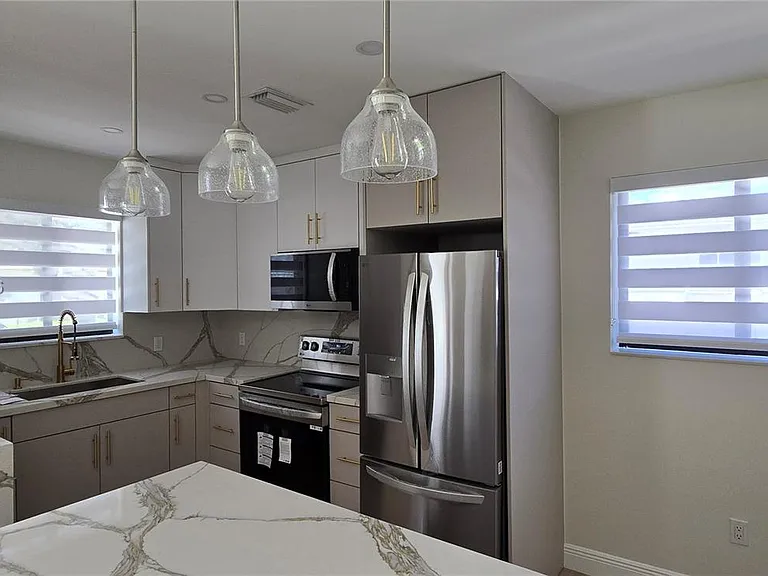 2731 SW 29th Ave — Photo 5