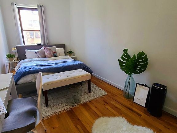 2nd image of 132 W 72nd St APT 3A