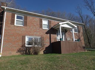 200 Tanglewood Dr, Mount Hope, WV 25880