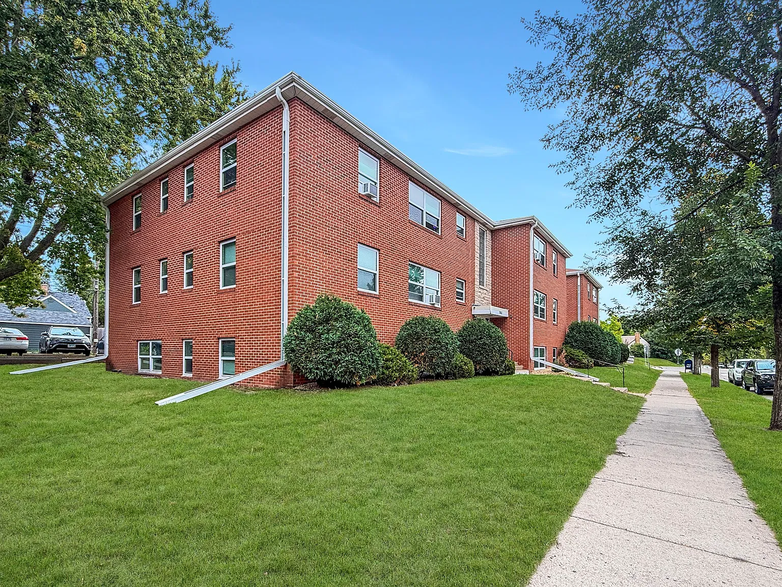 St Paul Avenue Apartments — Photo 2