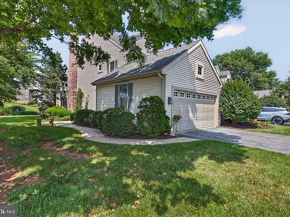 2nd image of 1290 Crestview Dr
