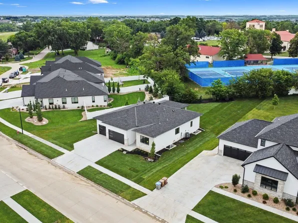 9160 Hillcrest Trl, Lincoln, NE 68510