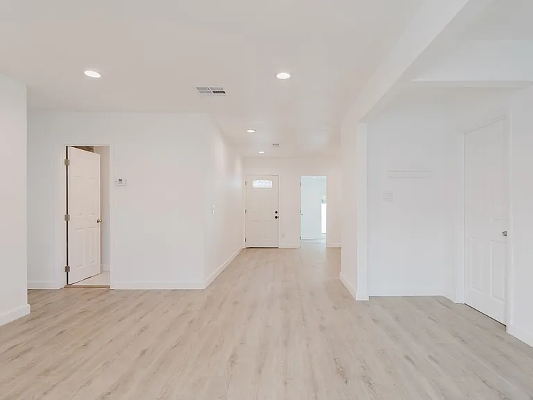 18308 Gresham St — Photo 10