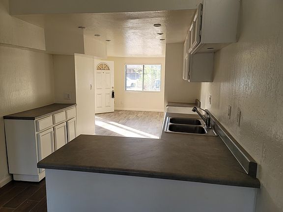 4th image of 2728 W Myrtle Ave