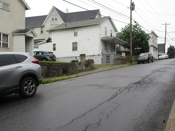 Exterior Neighborhood (street photo)