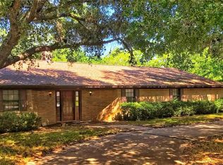 408 Jennifer Dr, Hallettsville, TX 77964